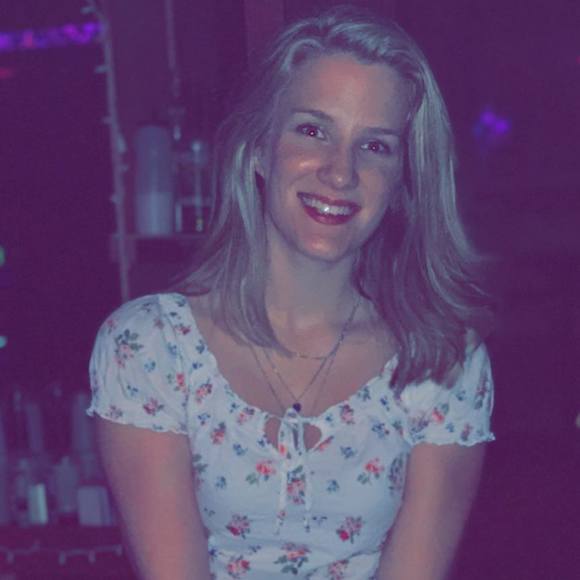 Profile Picture of Candice Coralli (@candicelauren) on Poshmark