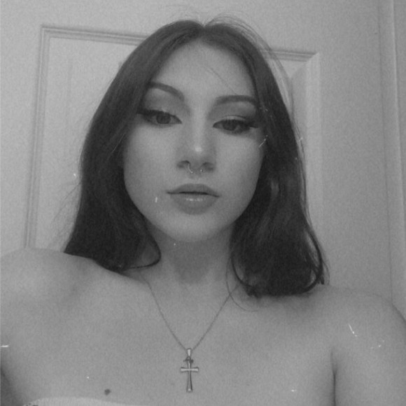 Profile Picture of Claritza Flores (@claritza_flores) on Poshmark