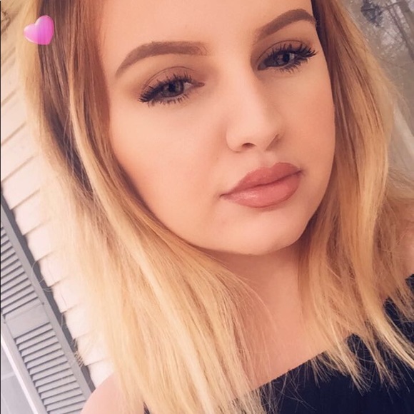 Profile Picture of Jennifer Lowdermilk (@jennelise_) on Poshmark