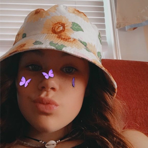 Profile Picture of 𝕍𝕚𝕔𝕥𝕠𝕣𝕚𝕒 Macdoanld (@victoriaann735) on Poshmark
