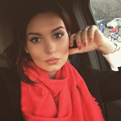 Profile Picture of Julia_lux : New Page (@luxary_life2) on Twitter