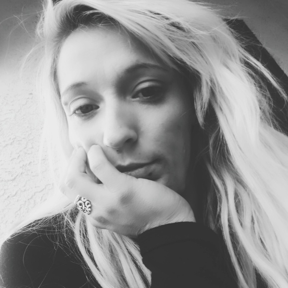 Profile Picture of Cabrina Blaylock (@cabrinablaylock) on Poshmark