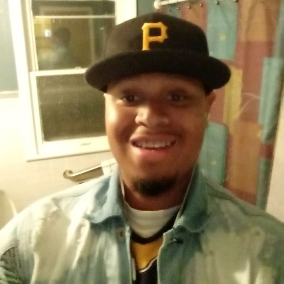 Profile Picture of Andrew Abernathy (@drewmari27) on Poshmark