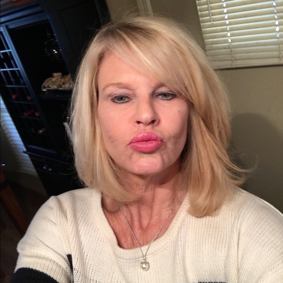 Profile Picture of Sandra Ritter (@sandrar88) on Poshmark