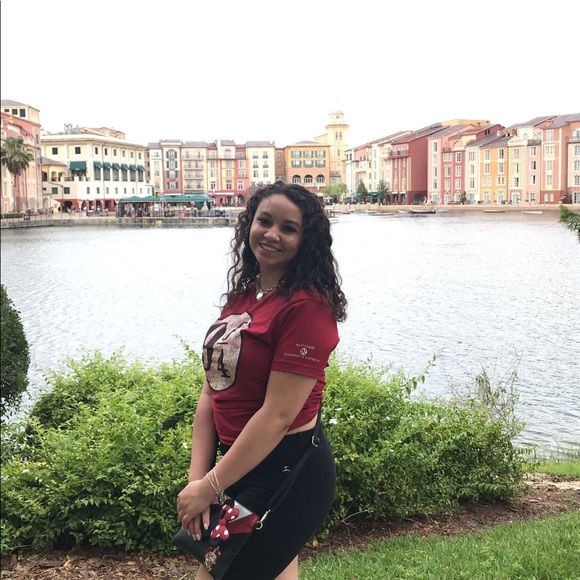 Profile Picture of Sebriana Ciarcia (@actsingbe) on Poshmark