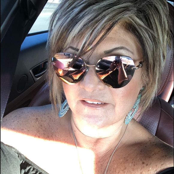 Profile Picture of Genina Litchfield (@lolita6482) on Poshmark