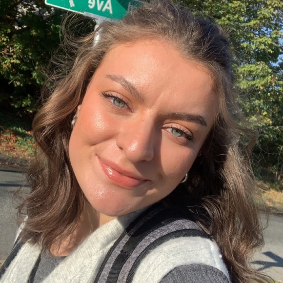 Profile Picture of Julia Gill (@julesspauline) on Poshmark