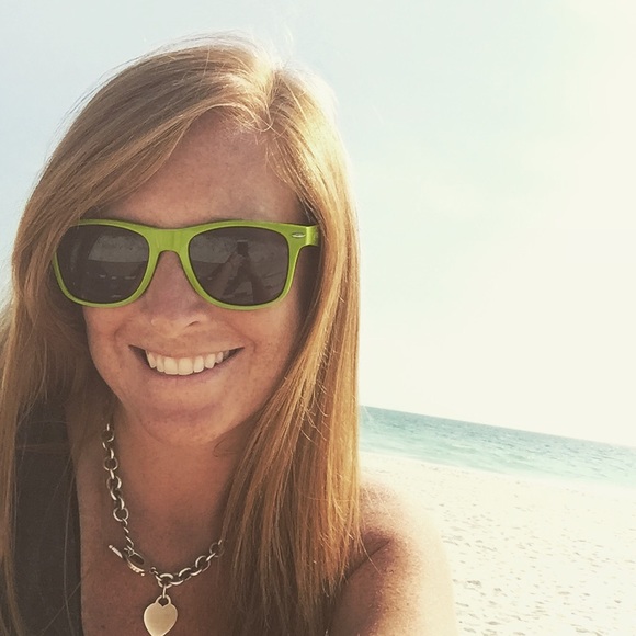 Profile Picture of Gillian Mayglothling (@gillianmayglo) on Poshmark