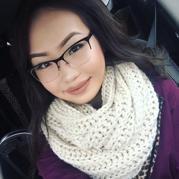Profile Picture of Cindy Xiong (@dearestcinnndy) on Poshmark