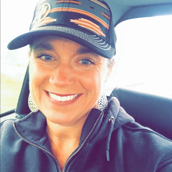 Profile Picture of Nikki Thaut (@nikkithaut) on Poshmark