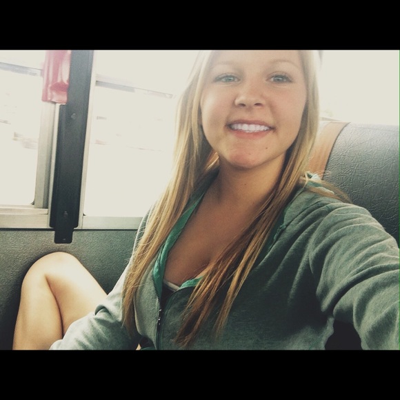 Profile Picture of Savannah Schield (@savschield) on Poshmark