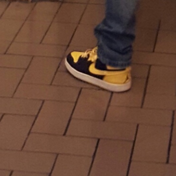 Profile Picture of Alex Ajencia (@alexthebuyer321) on Poshmark