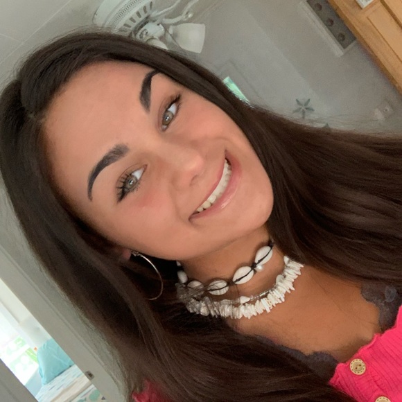 Profile Picture of Alexis Kapsalis (@lexi_kapsalis) on Poshmark