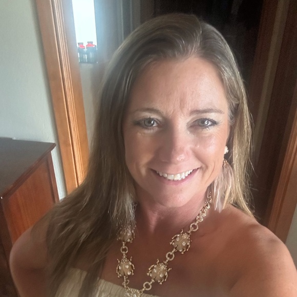 Profile Picture of Lesa Asbille (@lasbille72) on Poshmark