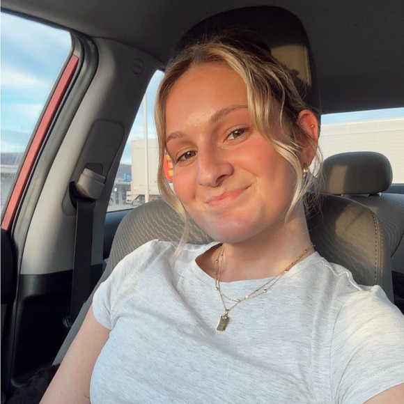 Profile Picture of Sadie Sitlinger (@sadiesitlinger) on Poshmark