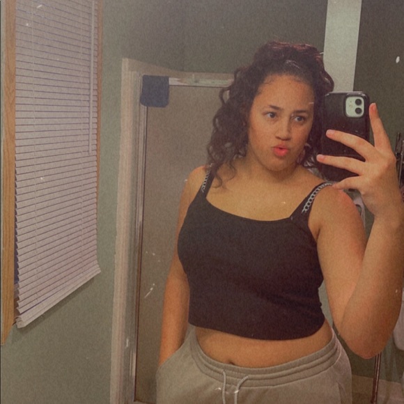 Profile Picture of Ruth Ellerbe (@ruthellerbe) on Poshmark