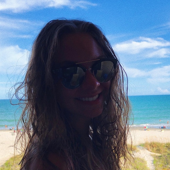 Profile Picture of Amanda Hellinger (@ahellinger1) on Poshmark
