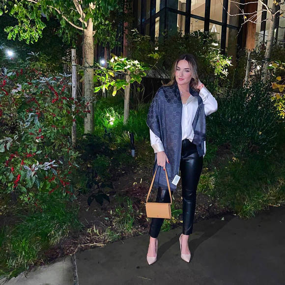 Profile Picture of Urata Shillova (@urata2002) on Poshmark