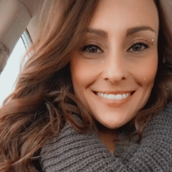 Profile Picture of Stefanie Enrietti (@senrietti) on Poshmark