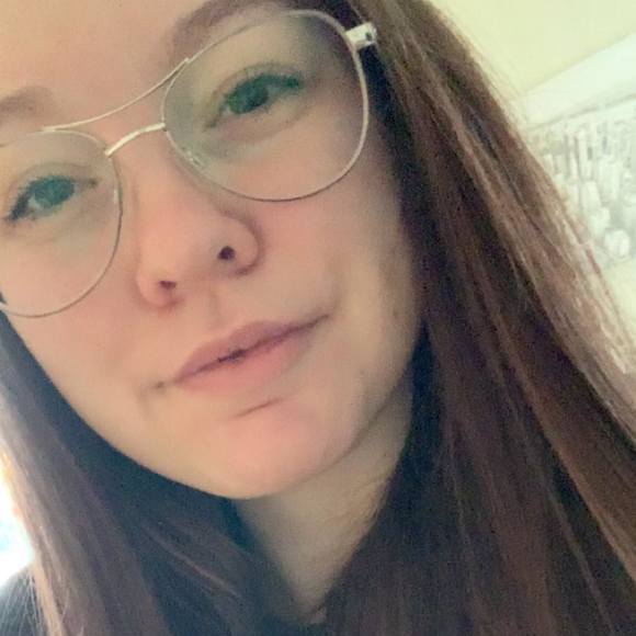 Profile Picture of Viktoria Lilleng (@viktoriahel1) on Poshmark