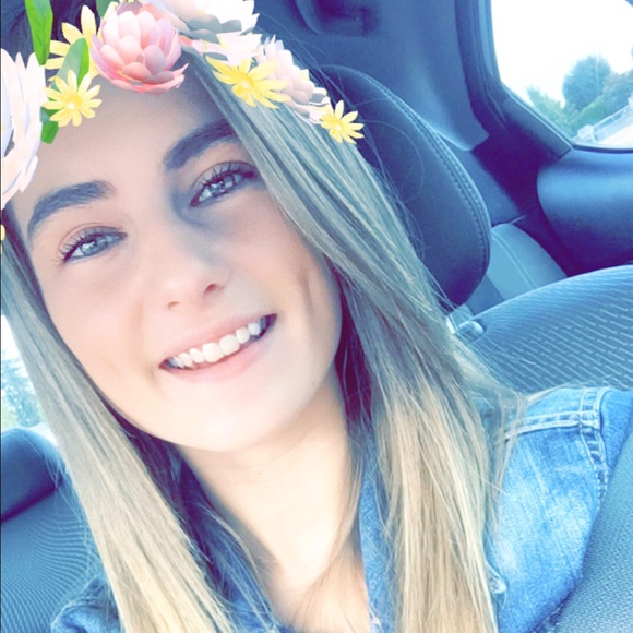 Profile Picture of Nici Gilbertsen (@nicig0601) on Poshmark