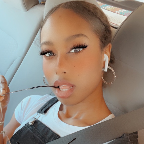 Profile Picture of Michaela Parker (@chaela_xo_) on Poshmark