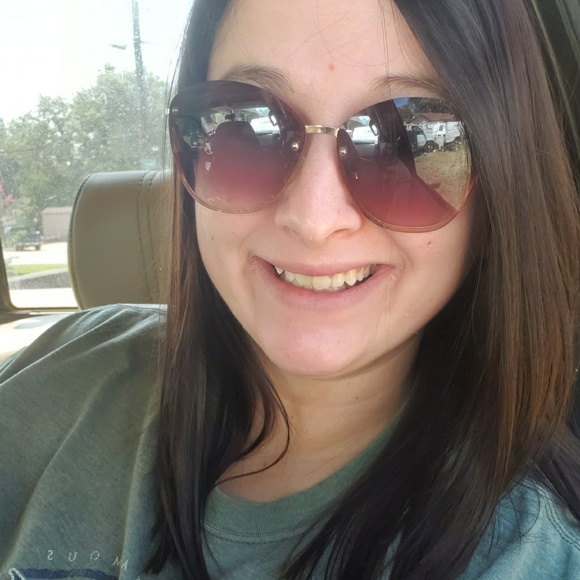 Cheyenne Sims - Poshmark Profile Picture of Cheyenne Sims (@cheysims) on Poshmark