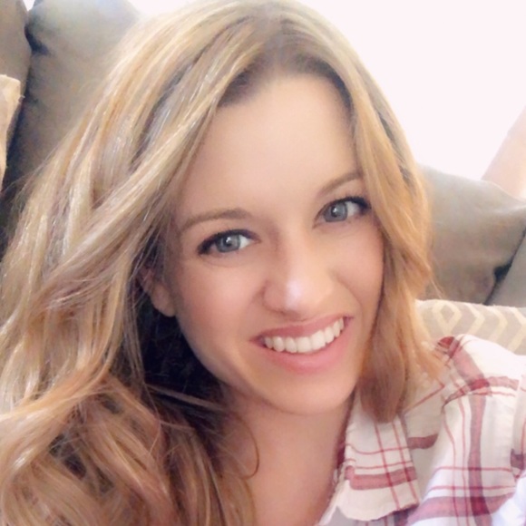 Profile Picture of Savannah Hayslett (@savannahashbee) on Poshmark