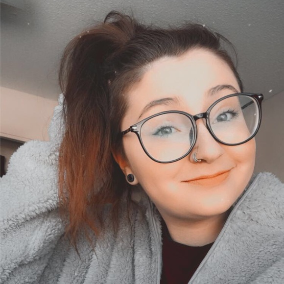 Profile Picture of Alyssa Danielson (@aadanielson) on Poshmark