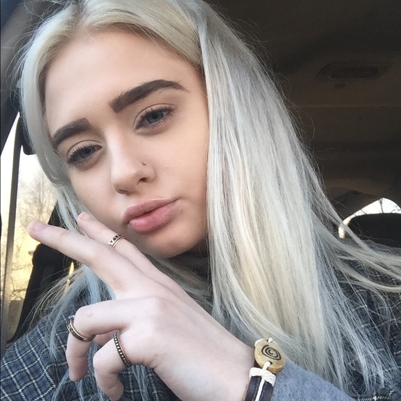 Profile Picture of Julia Rozicki (@juliarlx) on Poshmark