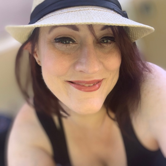 Profile Picture of Tamara Daniel (@tdev40ish) on Poshmark