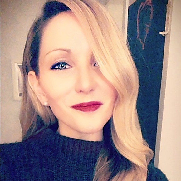 Profile Picture of Julie Elkind (@juleselk) on Poshmark