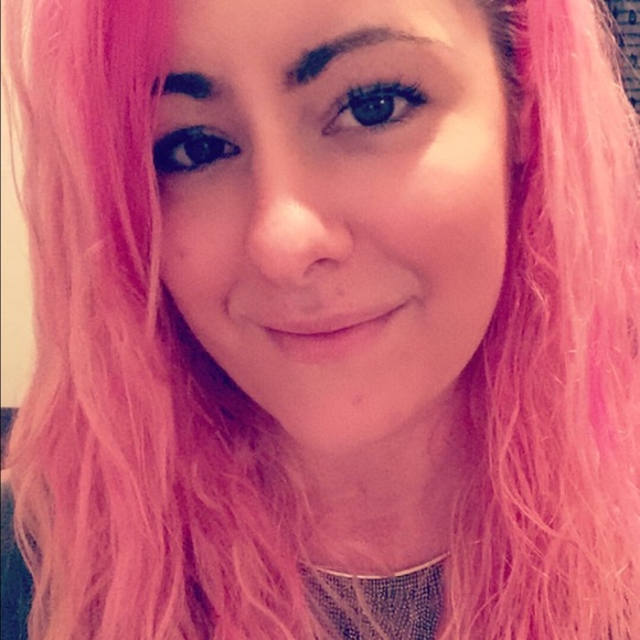 Profile Picture of Joanna Forbing (@mashbuttons) on Poshmark