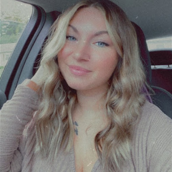 Profile Picture of Hannah Borchert (@h_borchert) on Poshmark