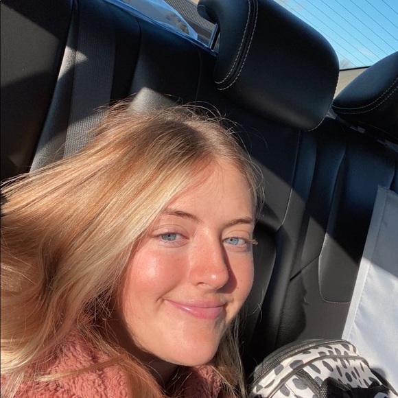 Profile Picture of Julia Balthazor (@j_balthazor) on Poshmark