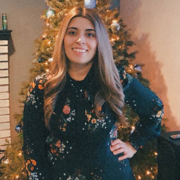 Profile Picture of Paula Melo (@paulaledomelo) on Poshmark