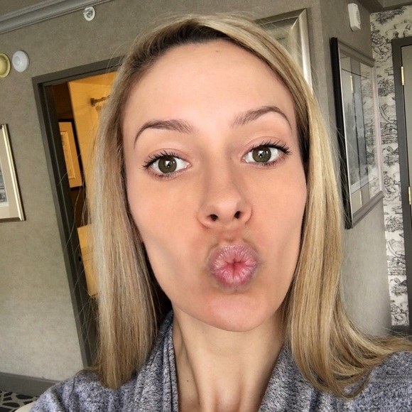 Profile Picture of Tess Pollinger (@tessp92) on Poshmark