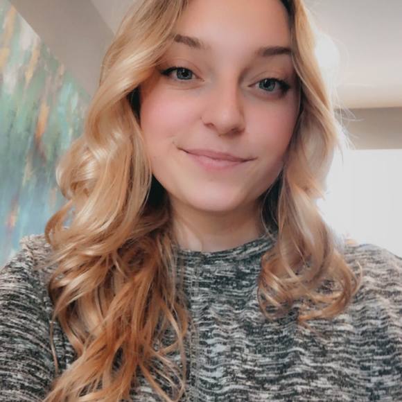 Profile Picture of Sarah Nitzsche (@nitzsche1996) on Poshmark