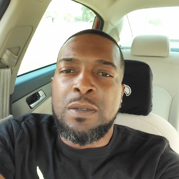 Profile Picture of Daryl Albert (@daryllbrt95) on Poshmark