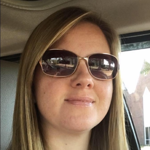 Profile Picture of Andrea Piper (@andie444) on Poshmark