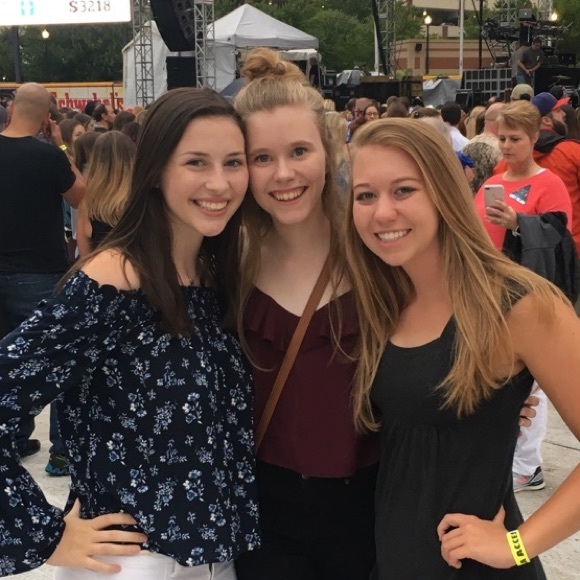 Profile Picture of Sarah Cvitkovich (@sarahcvit) on Poshmark