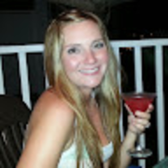 Profile Picture of Lacey Gruetzner (@laceygruetzner) on Poshmark
