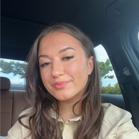 Profile Picture of Mariya Bertash (@mariya_bertash) on Poshmark