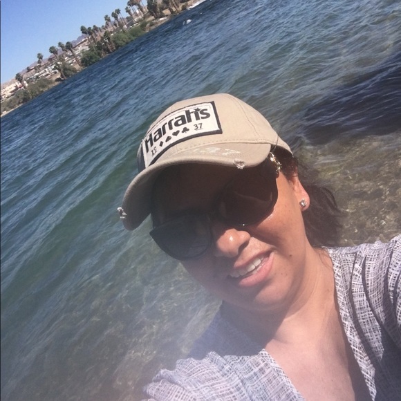 Profile Picture of Isabel Tran (@isabevision) on Poshmark