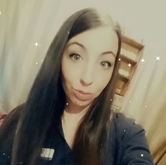 Amanda Debates - Poshmark Profile Picture of Amanda Debates (@amandasdebates) on Poshmark