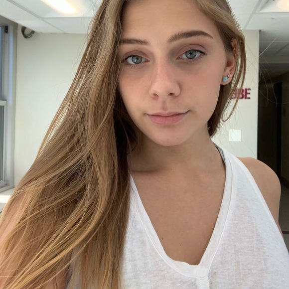 Profile Picture of Sierra Shultis (@sierrashultis) on Poshmark