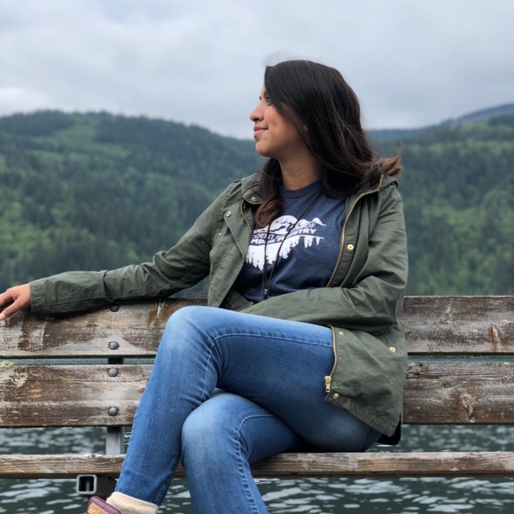 Profile Picture of Crystal Castanon (@crystalcastanon) on Poshmark