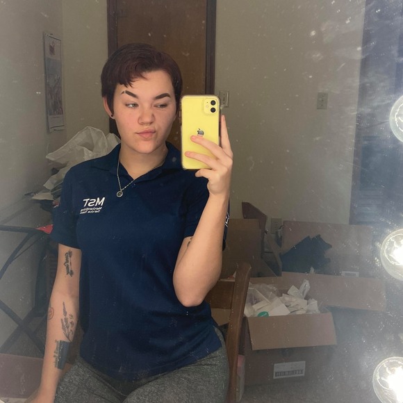 Profile Picture of Courtney Courchaine (@idek_courtney) on Poshmark