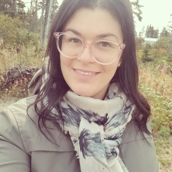 Profile Picture of Hilary Roberts (@hilaryrobert951) on Poshmark