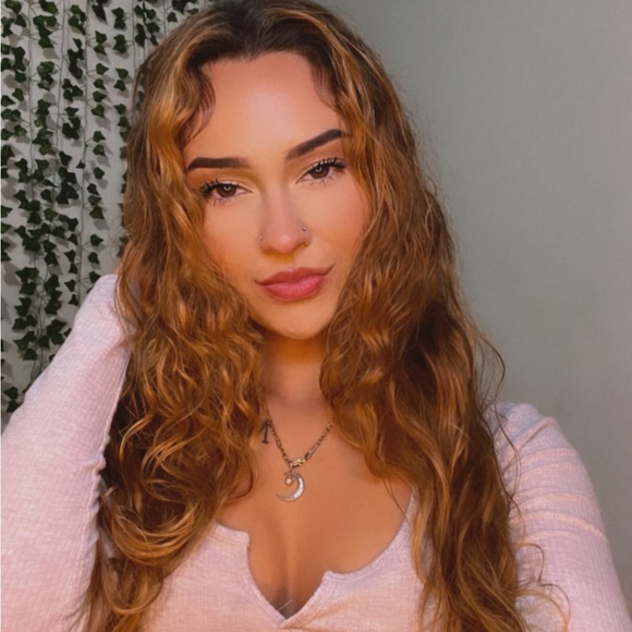 Profile Picture of Cassandra Chess (@chesscassandra) on Poshmark